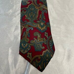 Geoffrey Beene Vintage Style Paisley Patterned Red and Green Tie 100% Poly
